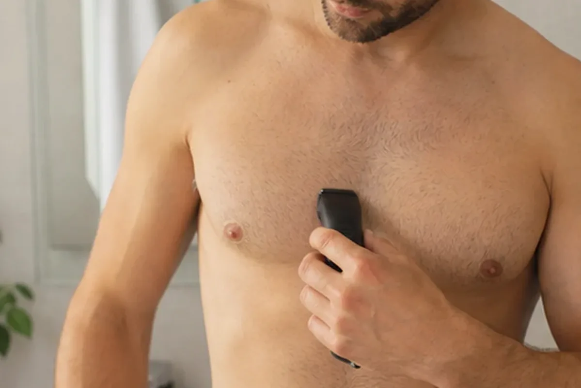 Emotionaler und authentischer Anwendungsmoment rund um After-Shave-Pflege bei Rasurbrand