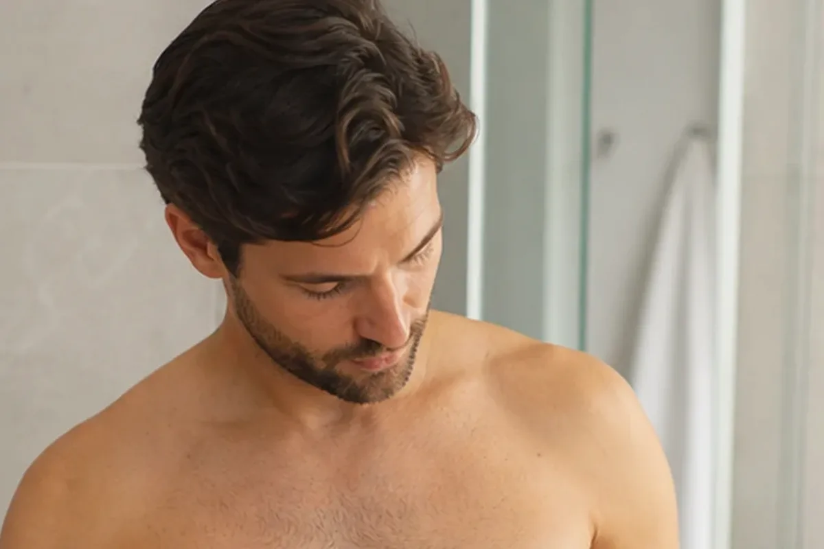 Authentischer Wohlfühlmoment passend zum Beauty-Thema Body-Trimmer für empfindliche Haut