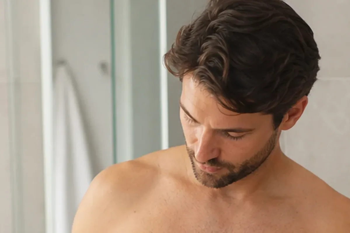 Redaktionelle Detailaufnahme zur Orientierung bei Augenbrauen-Trimmer für empfindliche Haut