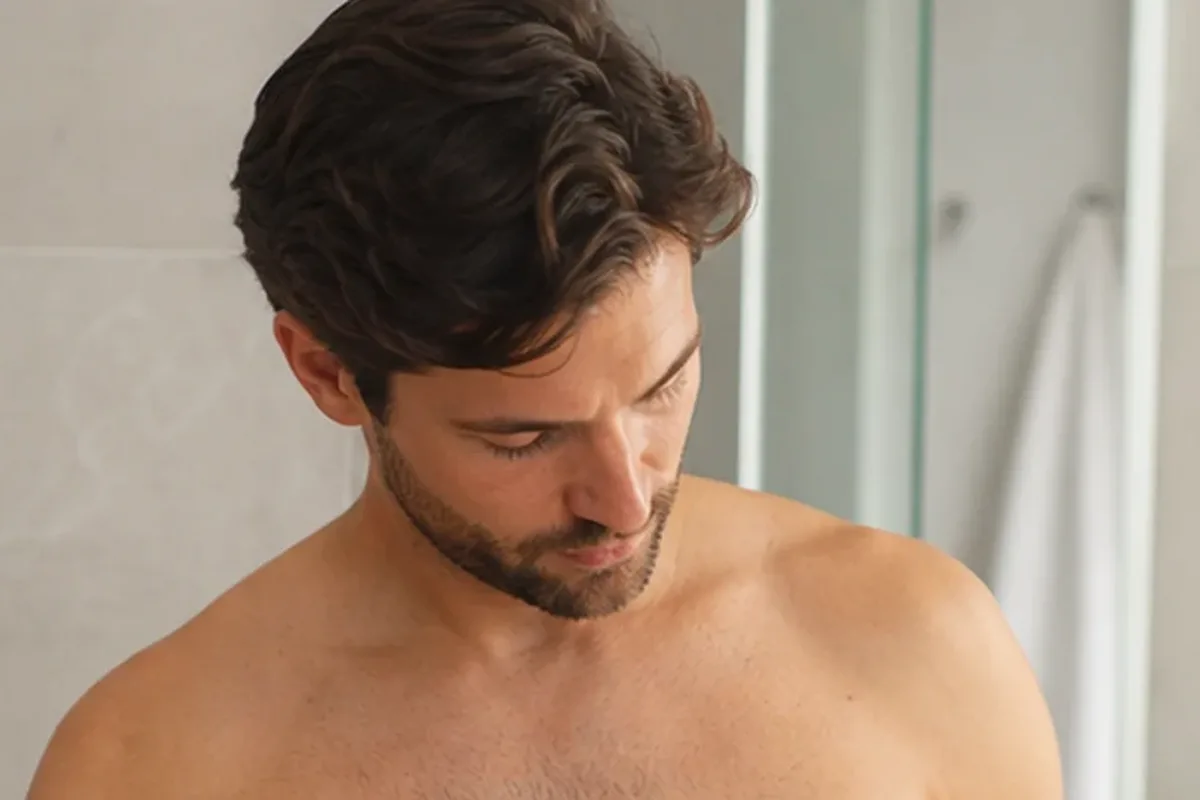 Authentischer Wohlfühlmoment passend zum Beauty-Thema Männer-Sonnenschutz für trockene Haut
