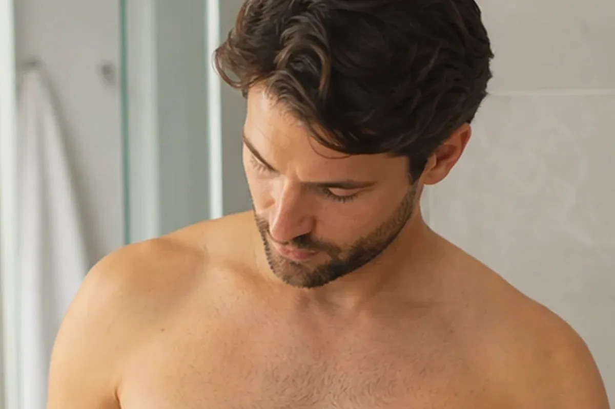 Authentische Beauty-Routine passend zum Thema Männer-Shampoo für trockene Haut