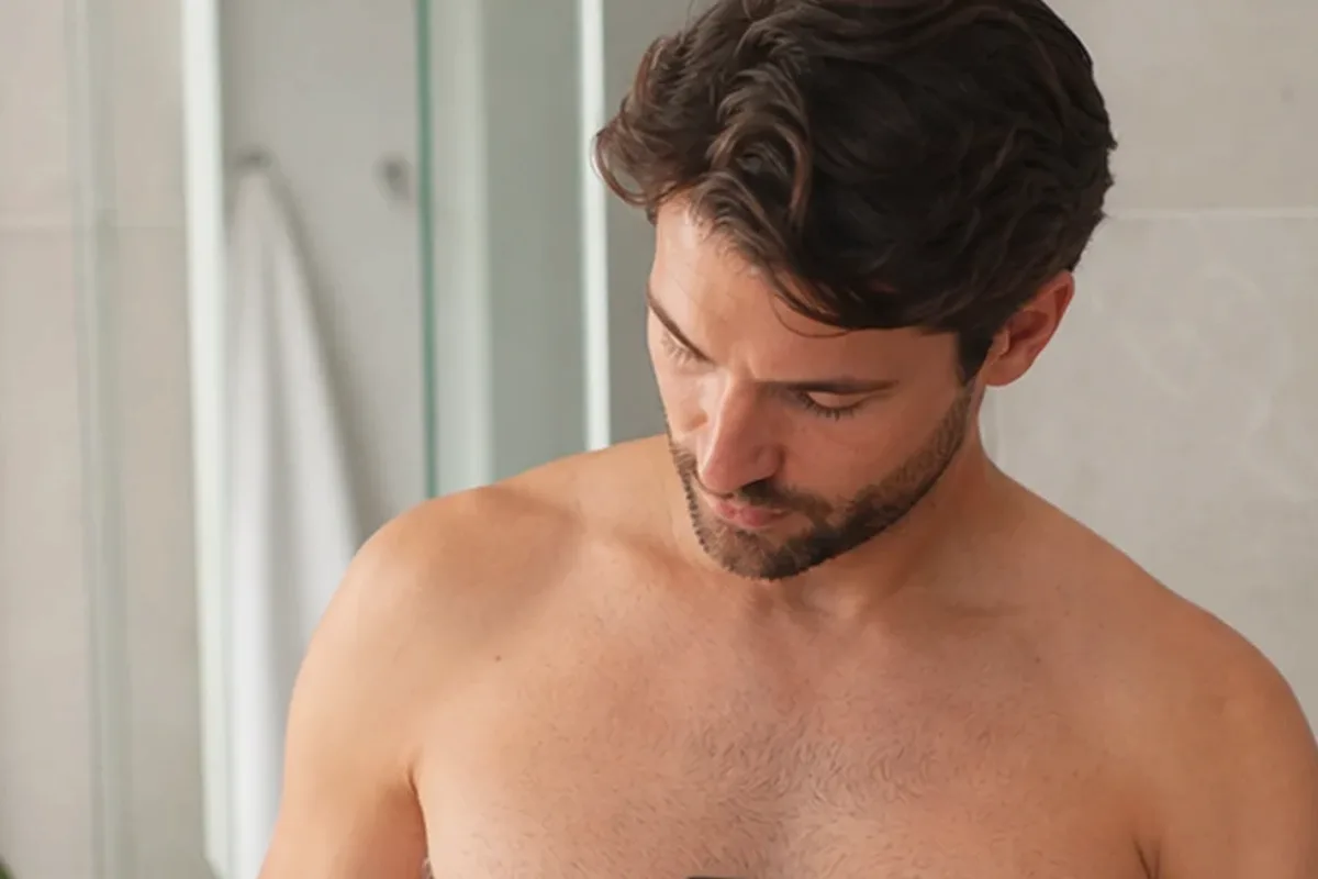 Emotionaler und authentischer Anwendungsmoment rund um Männer-Deodorant bei wenig Zeit