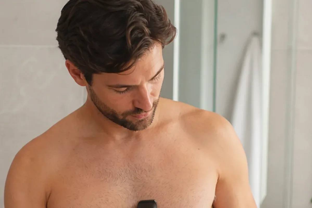 Authentischer Wohlfühlmoment passend zum Beauty-Thema Bikinizonen-Trimmer für langanhaltende Glätte