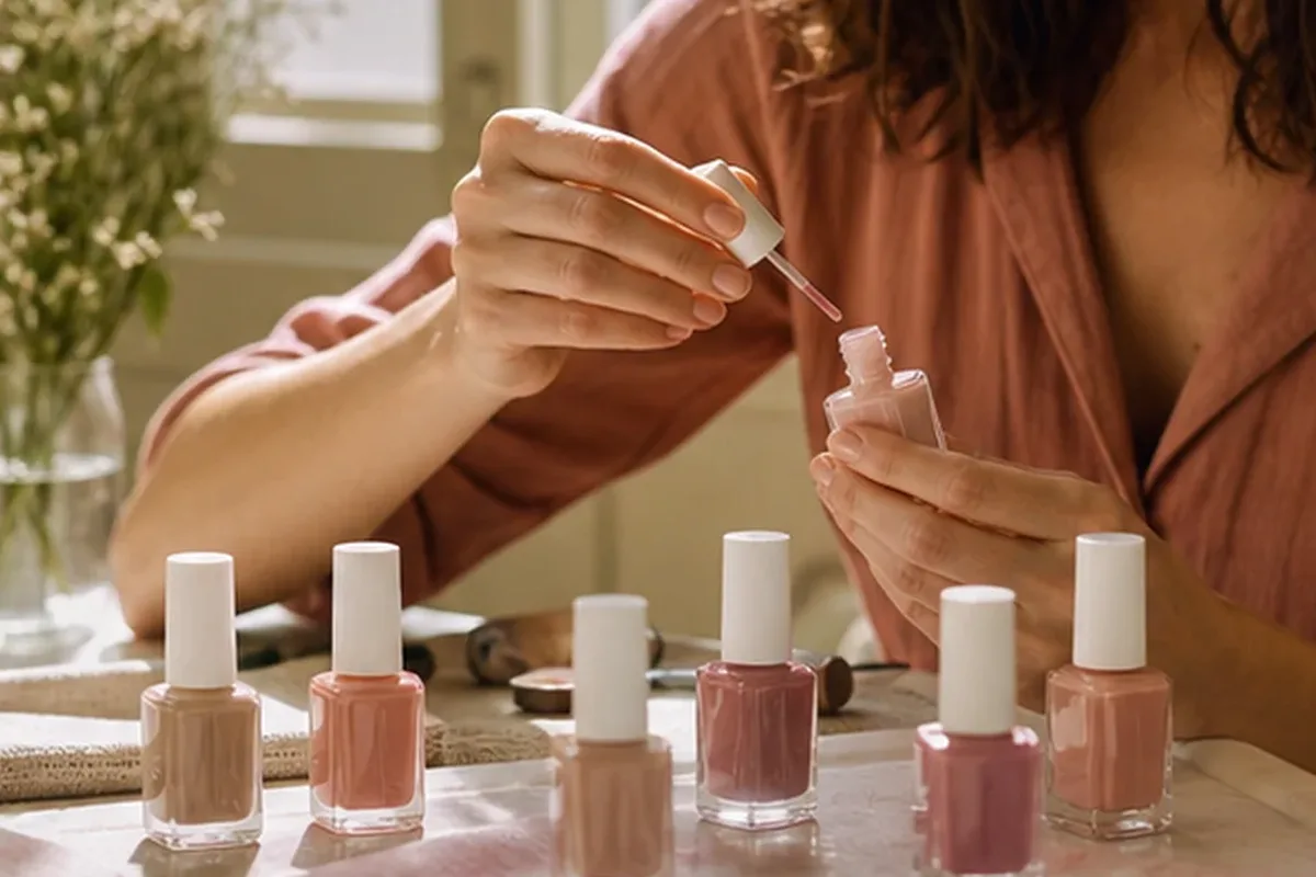 Redaktionelle Detailaufnahme zur Orientierung bei Setting Spray für einen natürlichen Look