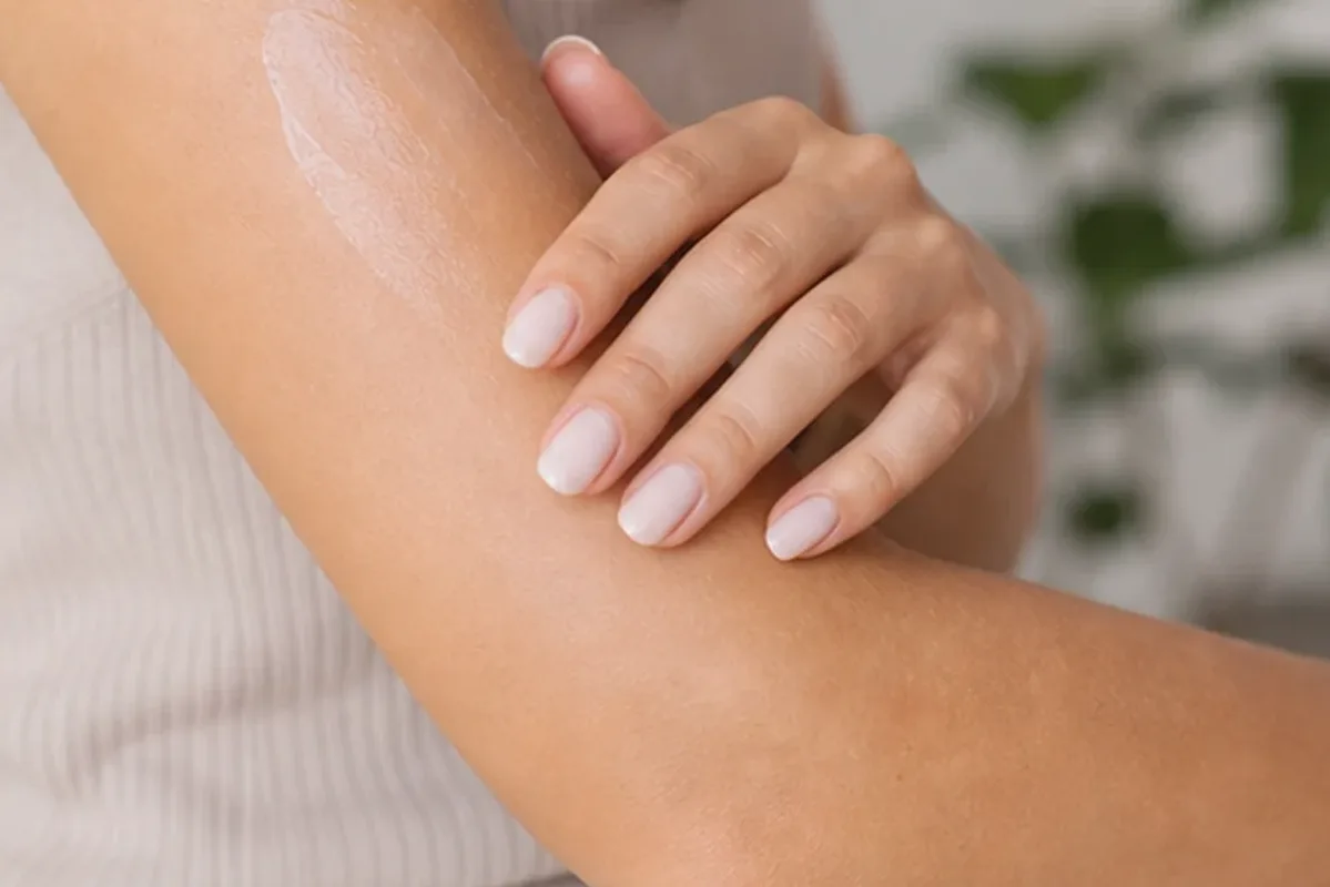 Hochwertige Beauty-Inszenierung zu Auswahlkriterien für IPL-Gerät für feine Haare