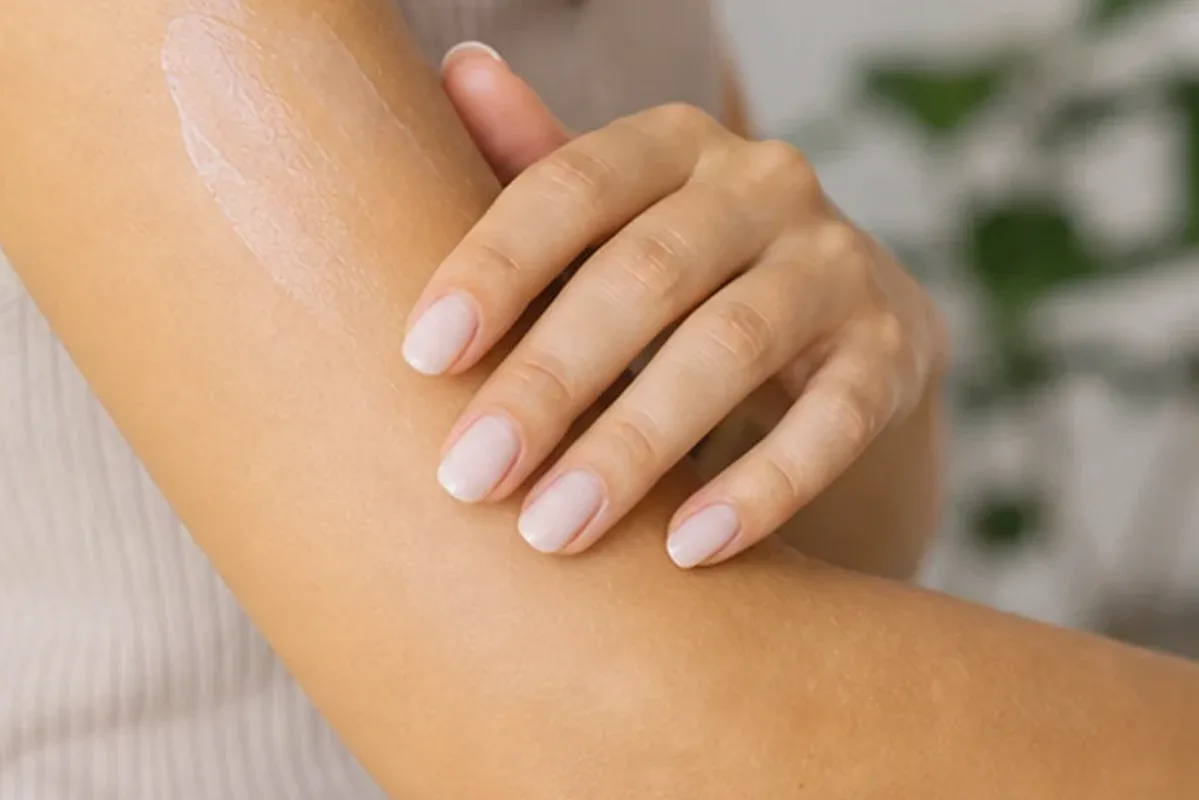 Emotionaler und authentischer Anwendungsmoment rund um After-Shave-Pflege für feine Haare