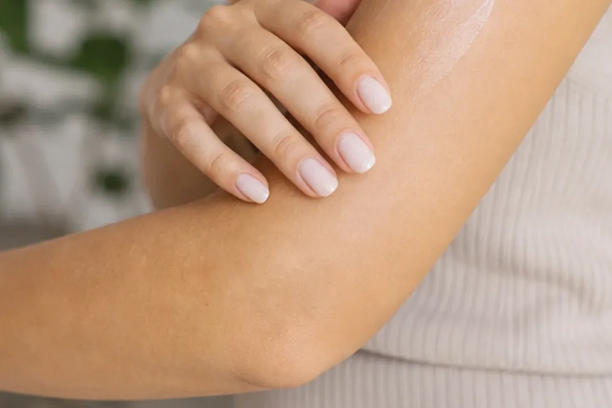 Hochwertige Beauty-Inszenierung zu Auswahlkriterien für Körperöl für müde Füße