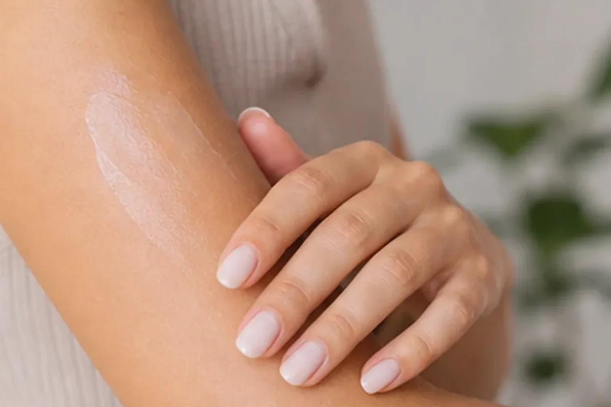 Hochwertige Beauty-Inszenierung zu Auswahlkriterien für After-Sun-Pflege für raue Haut
