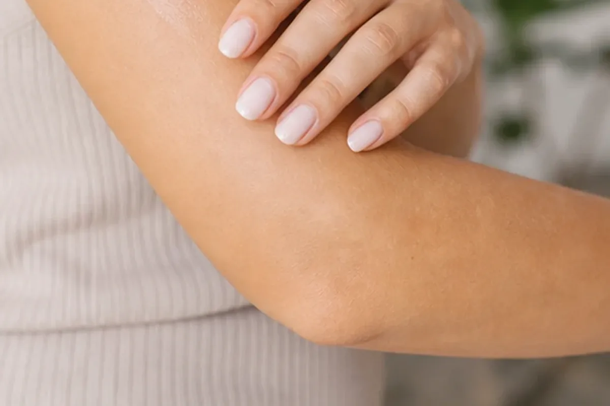 Authentischer Wohlfühlmoment passend zum Beauty-Thema Epilierer bei Rasurbrand