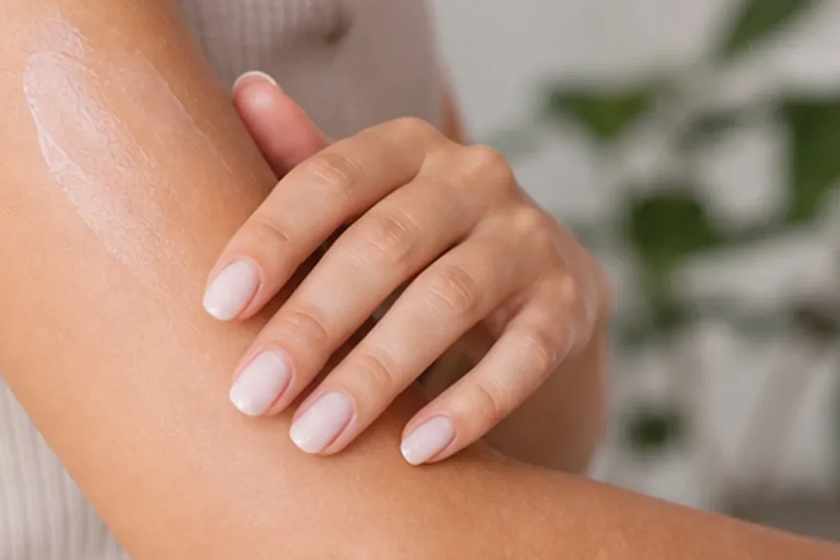 Authentische Beauty-Routine passend zum Thema Sugaring-Paste für empfindliche Haut