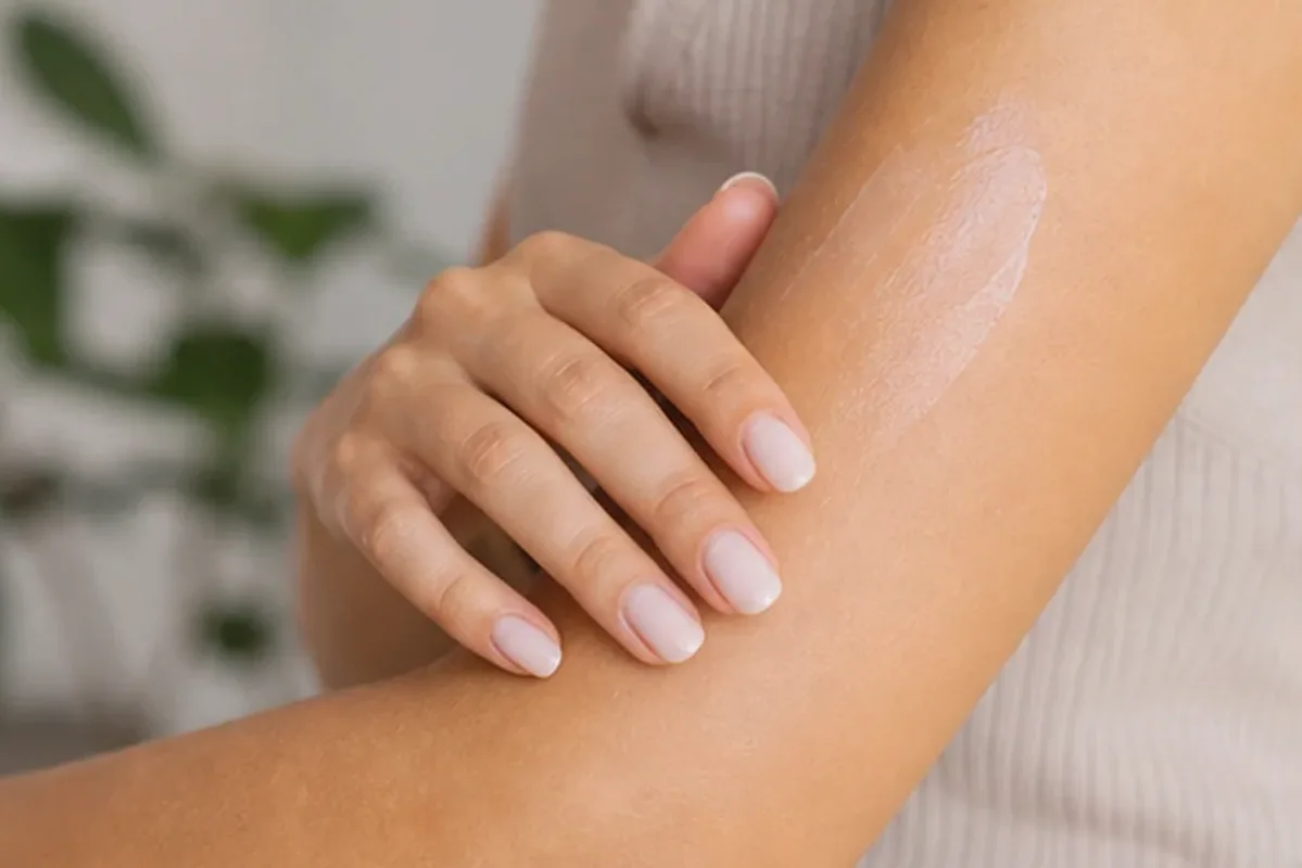 Authentischer Wohlfühlmoment passend zum Beauty-Thema IPL-Gerät bei eingewachsenen Haaren