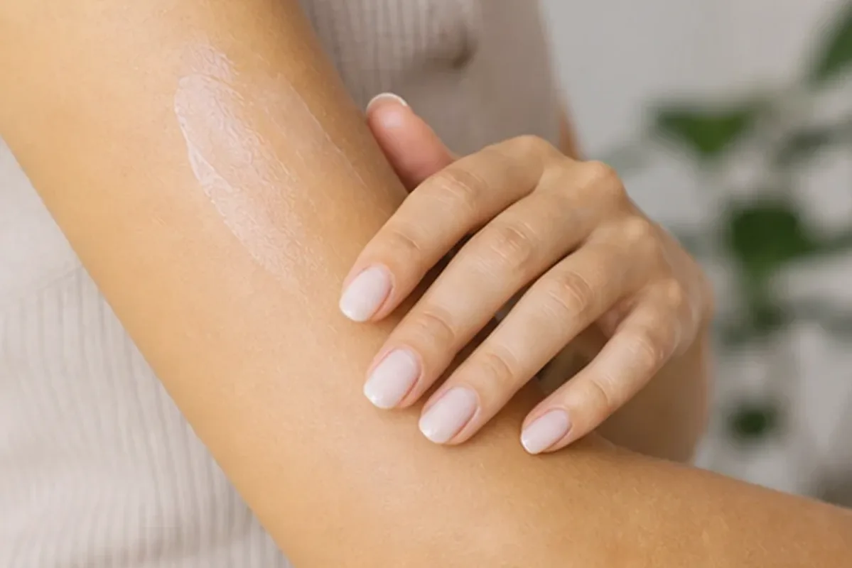 Redaktioneller Beauty-Moment zur Ausgangslage bei Waxing-Set für dunkle Haare
