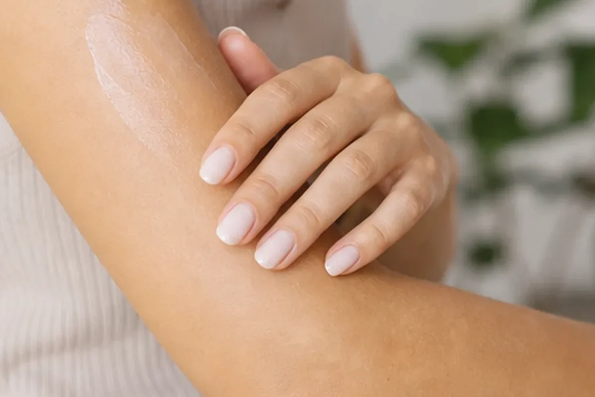 Authentische Beauty-Routine passend zum Thema Augenbrauen-Trimmer für empfindliche Haut