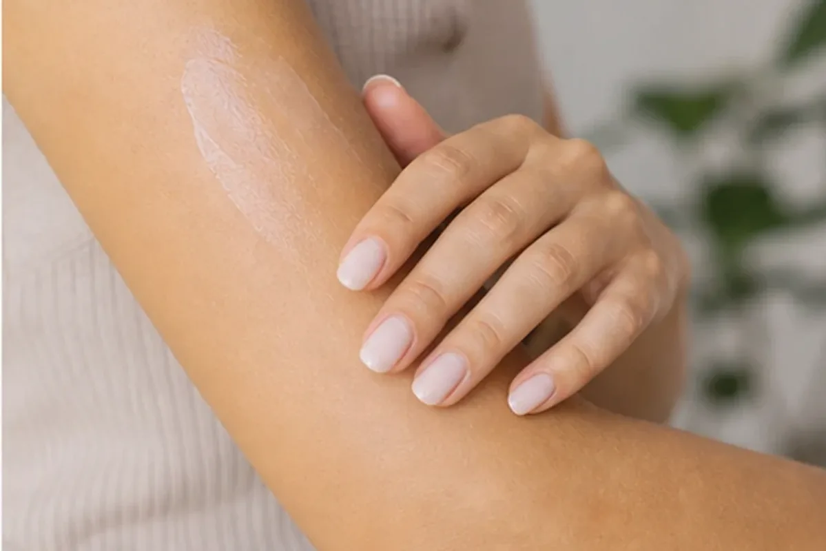 Authentischer Wohlfühlmoment passend zum Beauty-Thema Enthaarungscreme für dunkle Haare