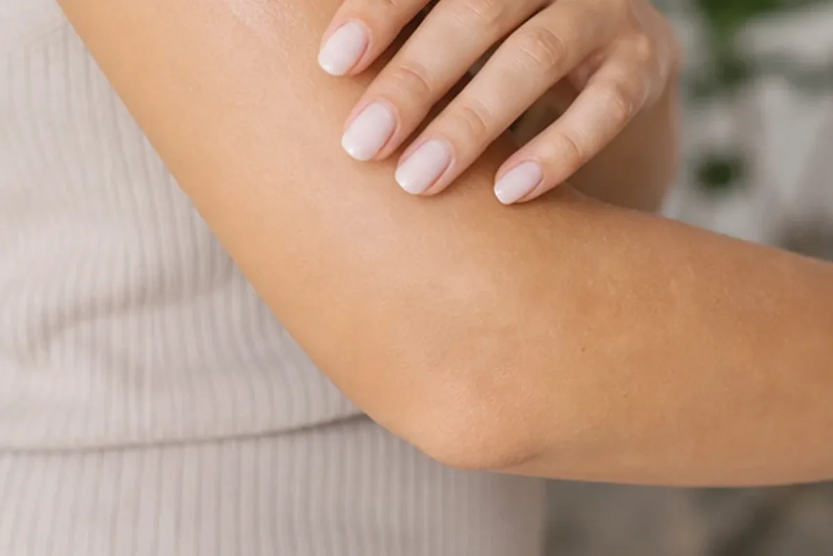 Authentischer Wohlfühlmoment passend zum Beauty-Thema Rasierhobel für feine Haare