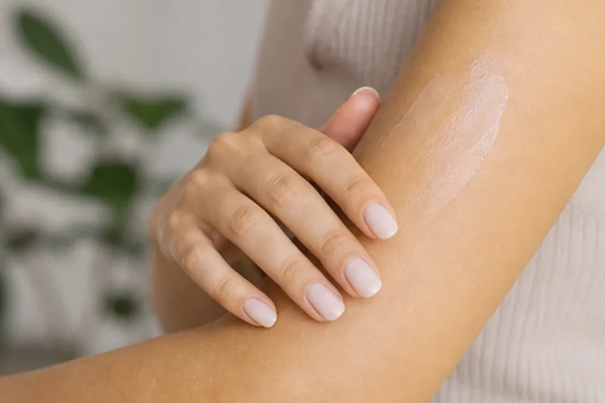 Authentischer Wohlfühlmoment passend zum Beauty-Thema Enthaarungscreme für eine schnelle Anwendung