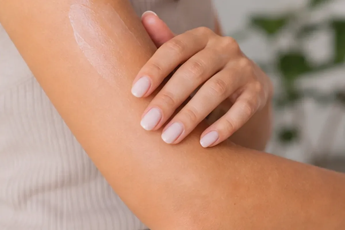Hochwertige Beauty-Inszenierung zu Auswahlkriterien für Bikinizonen-Trimmer für dunkle Haare