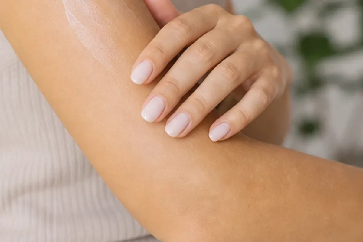Authentischer Wohlfühlmoment passend zum Beauty-Thema Sugaring-Paste für empfindliche Haut