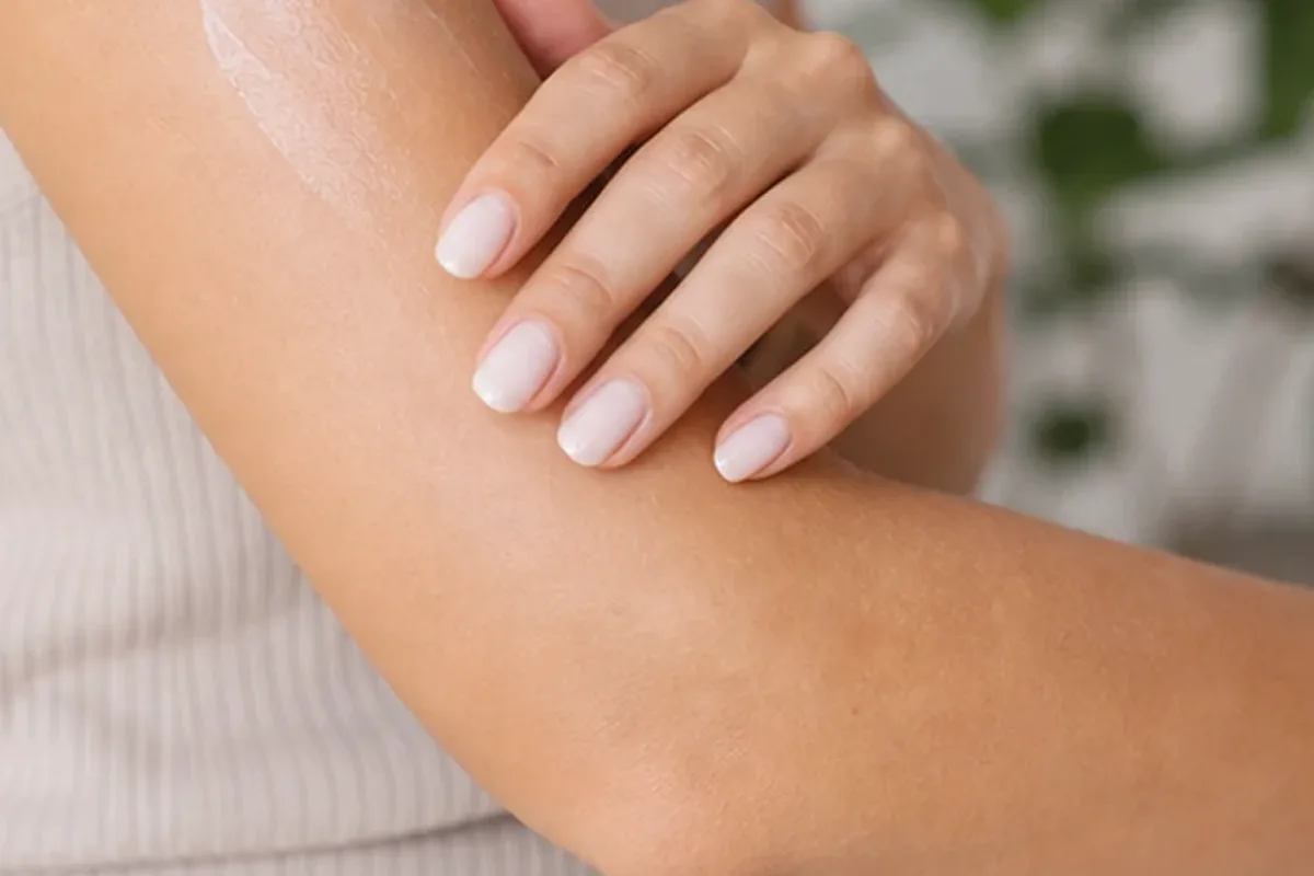 Emotionaler und authentischer Anwendungsmoment rund um Bikinizonen-Trimmer für langanhaltende Glätte