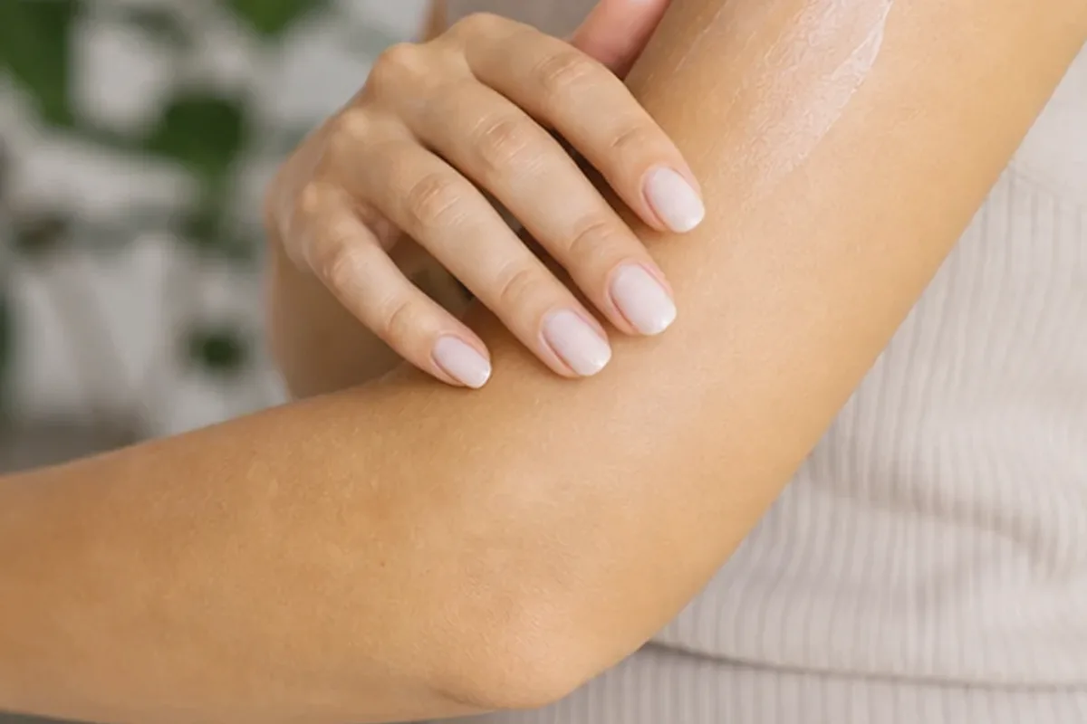 Authentische Beauty-Routine passend zum Thema Sugaring-Paste für empfindliche Haut