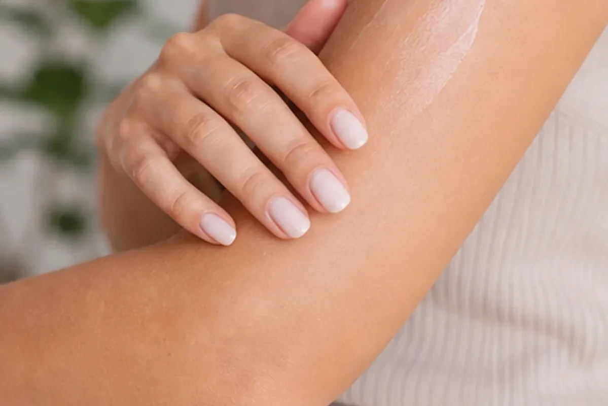 Authentischer Wohlfühlmoment passend zum Beauty-Thema Peeling vor der Rasur für langanhaltende Glätte