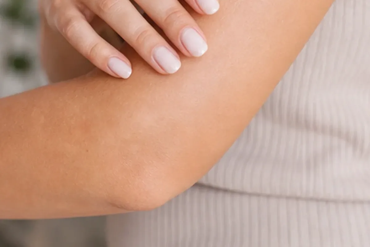 Emotionaler und authentischer Anwendungsmoment rund um Sugaring-Paste für empfindliche Haut