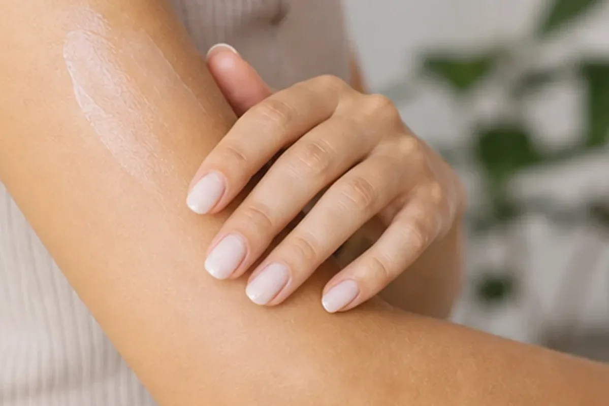 Emotionaler und authentischer Anwendungsmoment rund um Waxing-Set für feine Haare