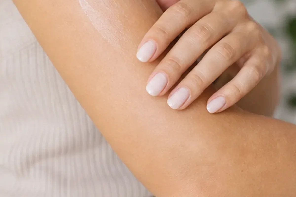 Hochwertige Beauty-Inszenierung zu Auswahlkriterien für Duschöl bei brüchigen Nägeln