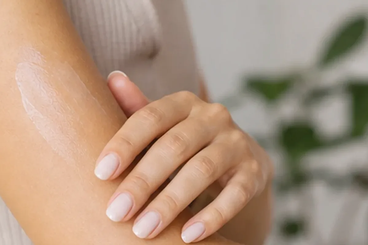 Emotionaler und authentischer Anwendungsmoment rund um Peeling vor der Rasur bei eingewachsenen Haaren