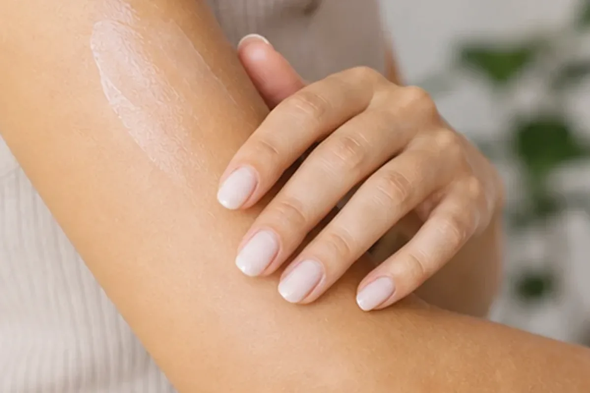 Emotionaler und authentischer Anwendungsmoment rund um Bikinizonen-Trimmer für feine Haare