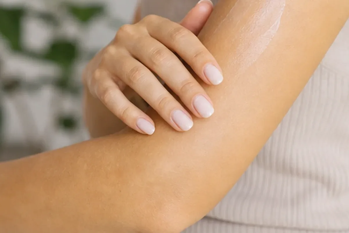 Hochwertige Beauty-Inszenierung zu Auswahlkriterien für Deodorant bei starkem Schwitzen