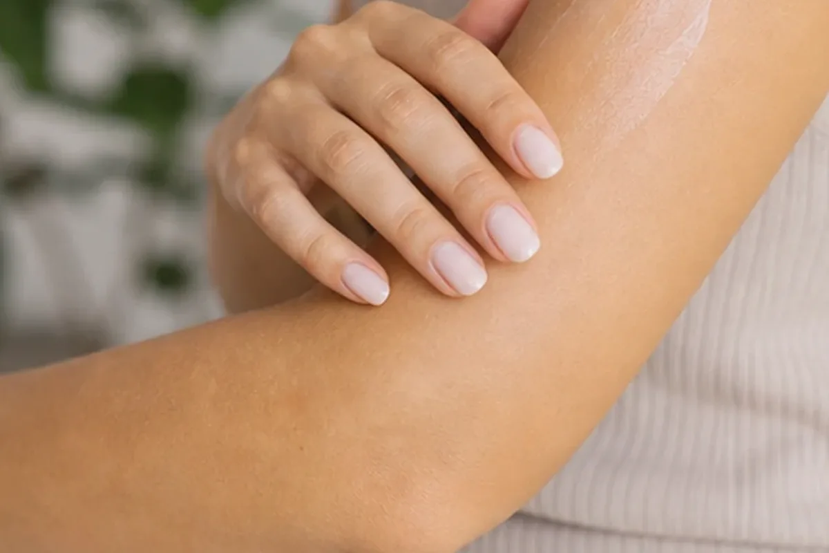 Emotionaler und authentischer Anwendungsmoment rund um Bikinizonen-Trimmer für feine Haare