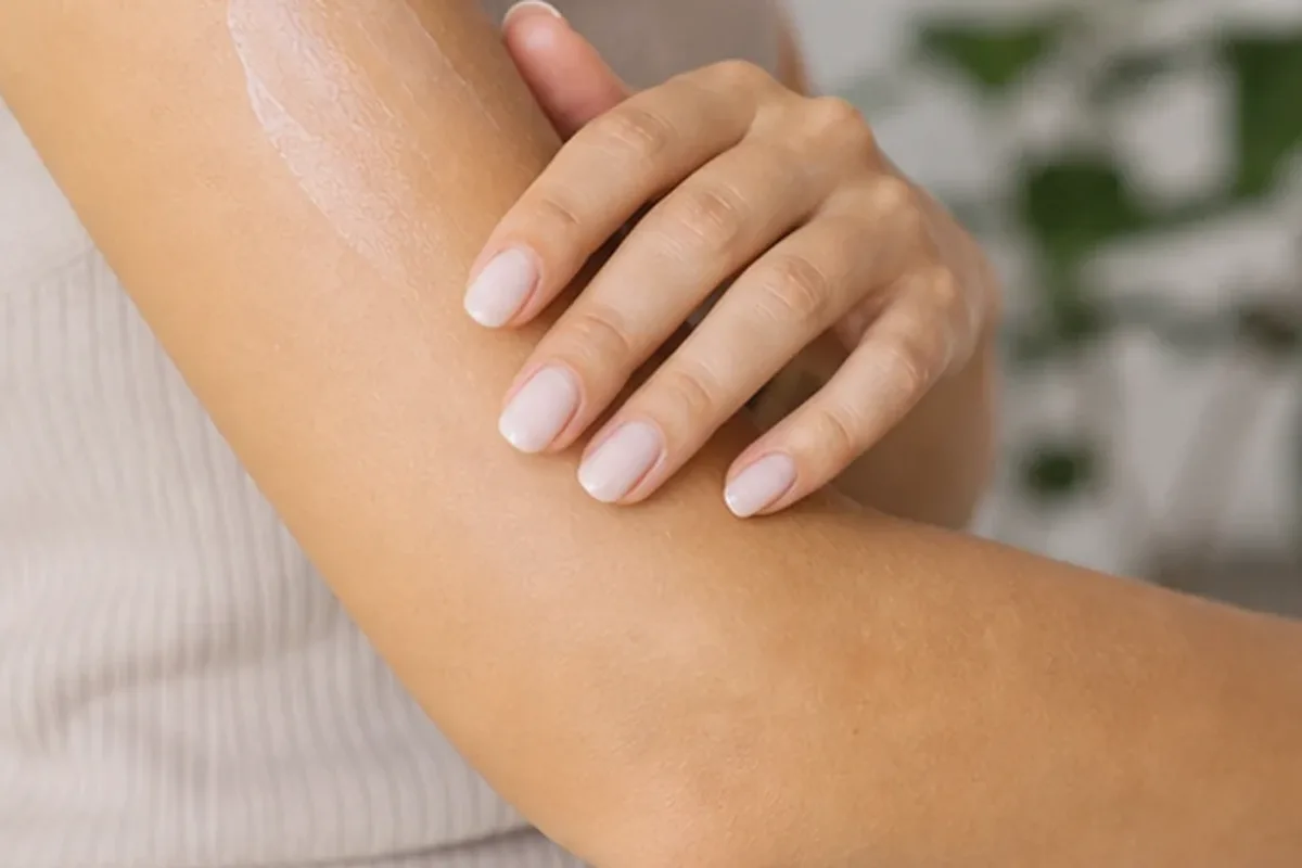 Hochwertige Beauty-Inszenierung zu Auswahlkriterien für Sugaring-Paste für dunkle Haare