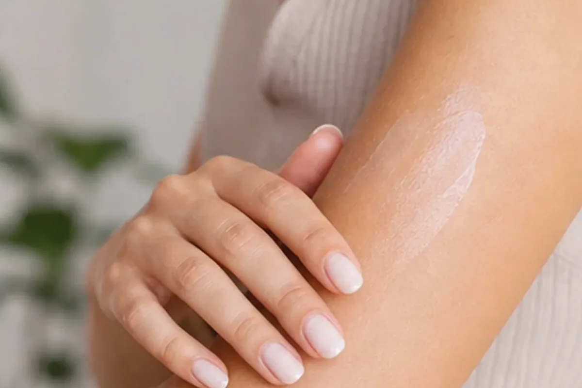 Authentische Beauty-Routine passend zum Thema After-Shave-Pflege bei Rasurbrand