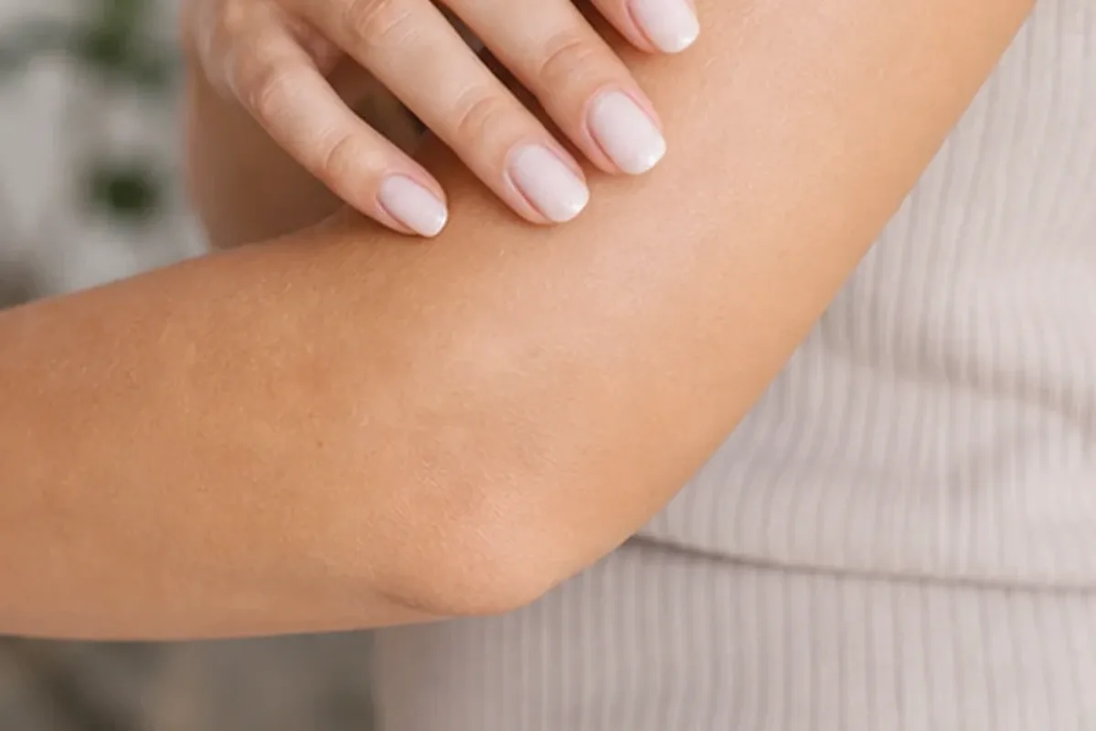 Emotionaler und authentischer Anwendungsmoment rund um Waxing-Set für die Bikinizone