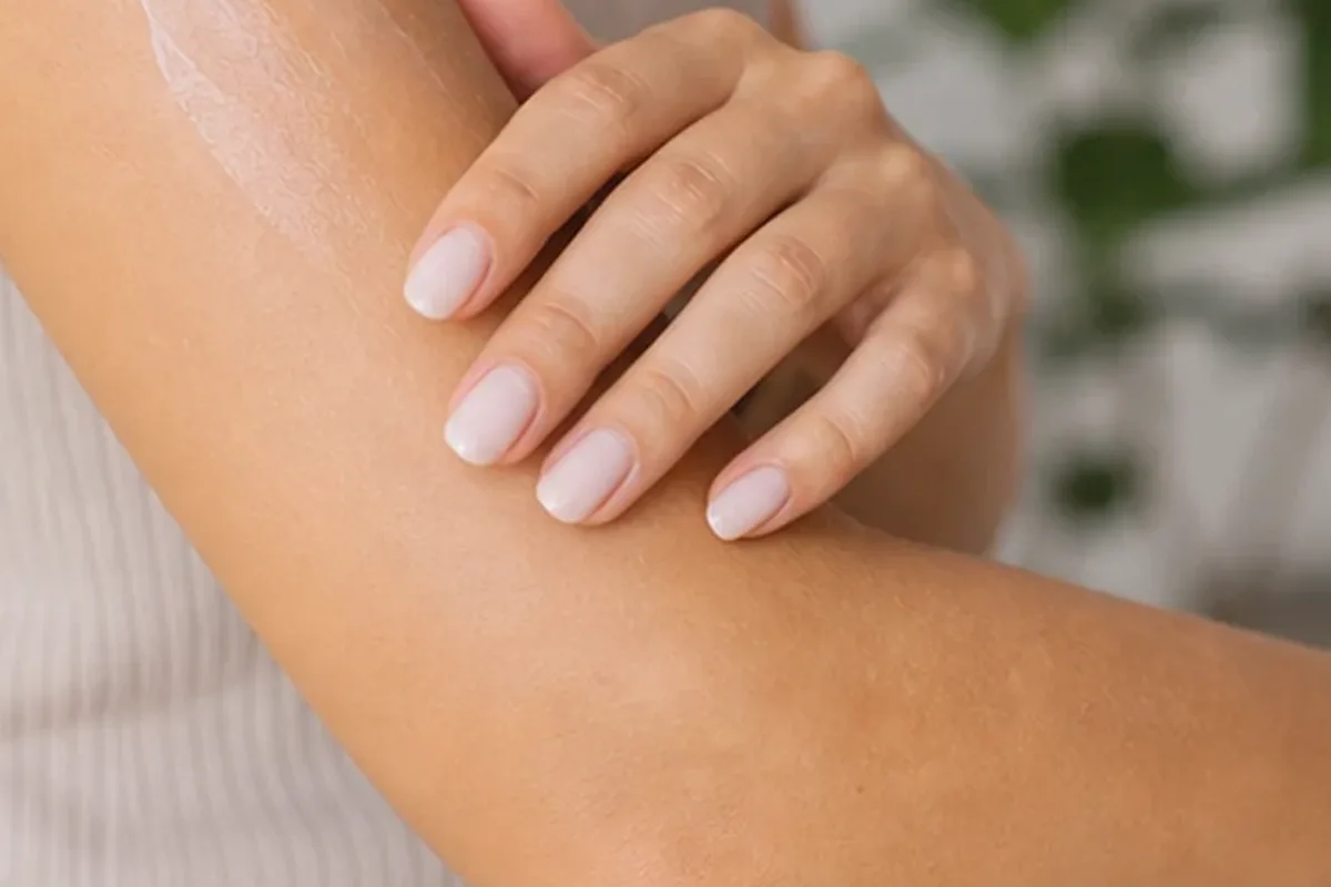 Emotionaler und authentischer Anwendungsmoment rund um After-Shave-Pflege bei Rasurbrand