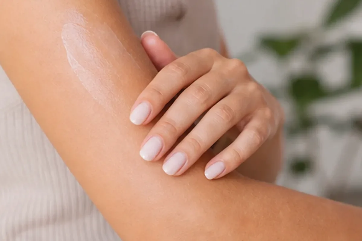 Authentischer Wohlfühlmoment passend zum Beauty-Thema Sugaring-Paste für eine schnelle Anwendung