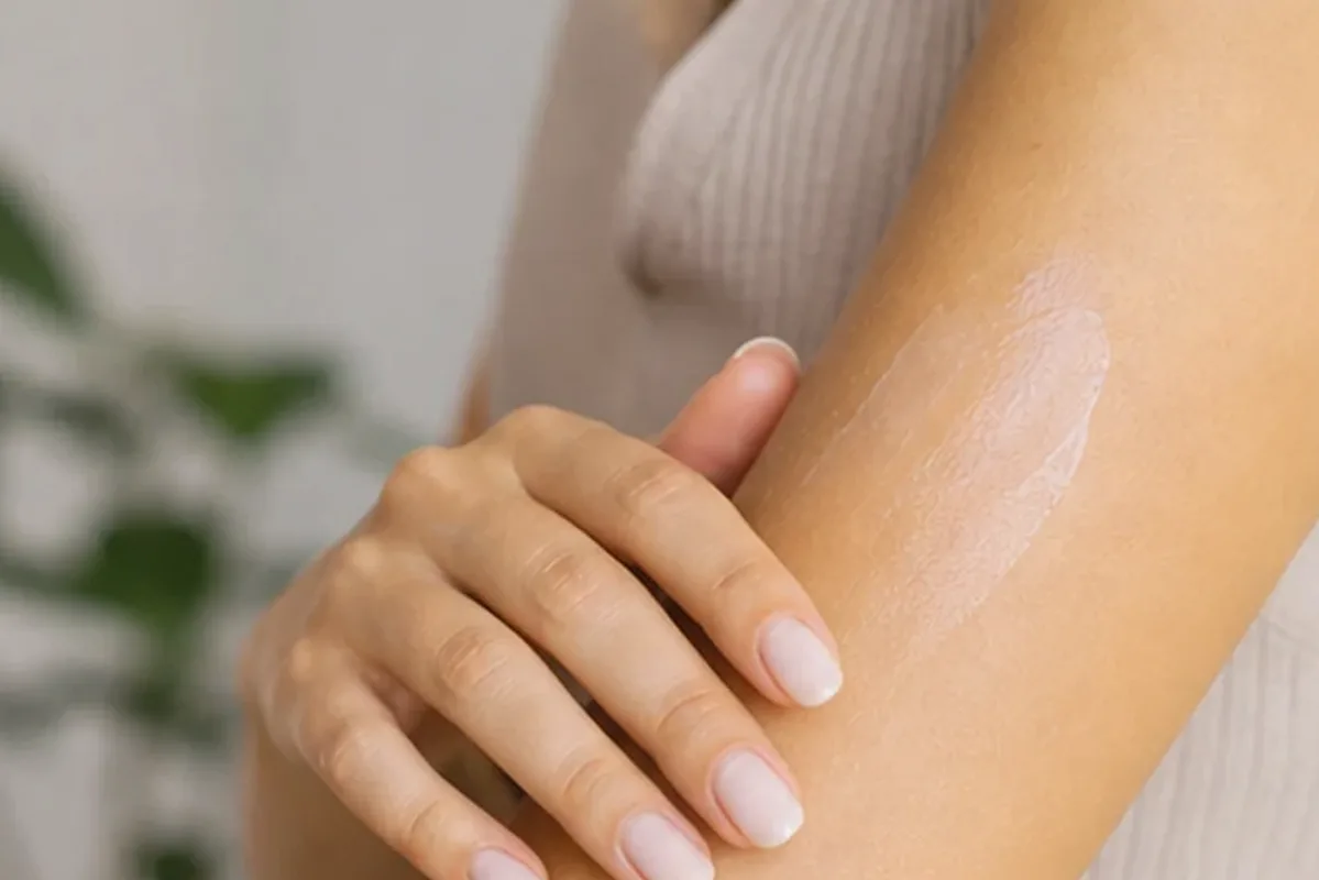 Authentischer Wohlfühlmoment passend zum Beauty-Thema Body-Trimmer bei eingewachsenen Haaren