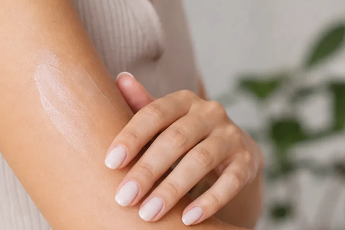 Authentische Beauty-Routine passend zum Thema Body-Trimmer für dunkle Haare