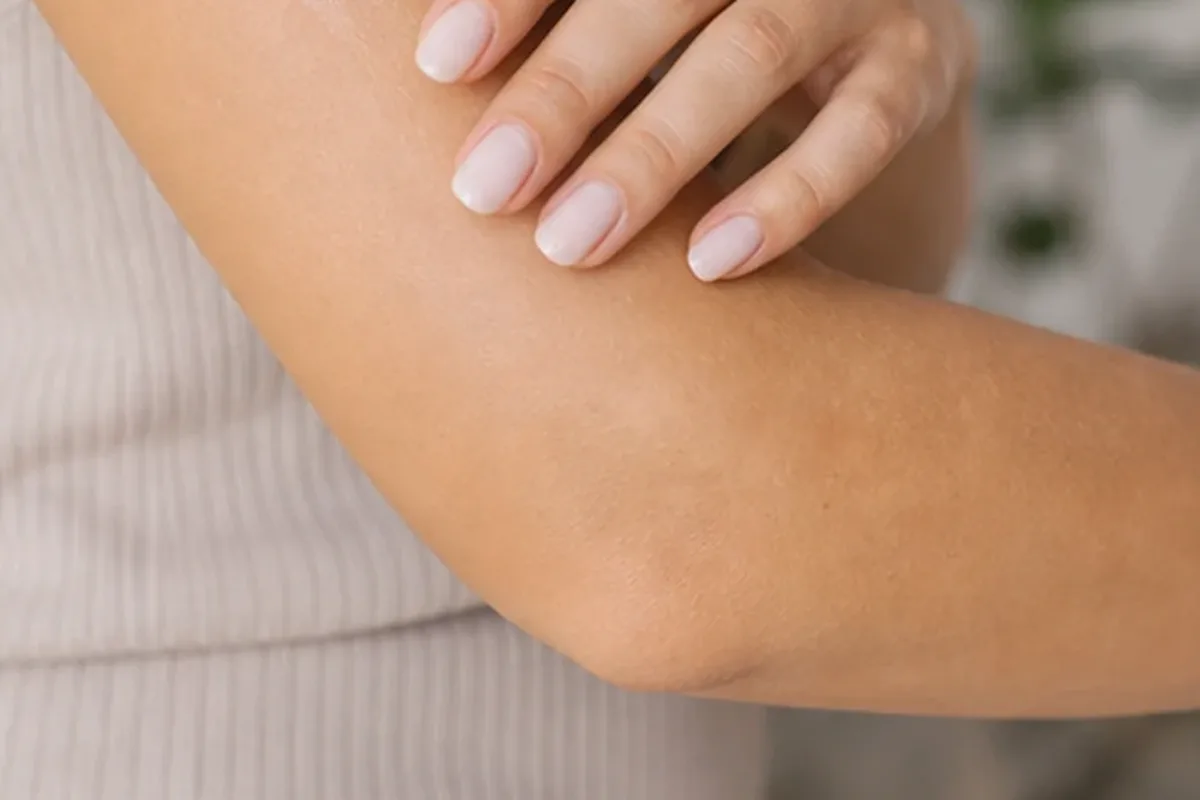 Emotionaler und authentischer Anwendungsmoment rund um Peeling vor der Rasur bei Rasurbrand