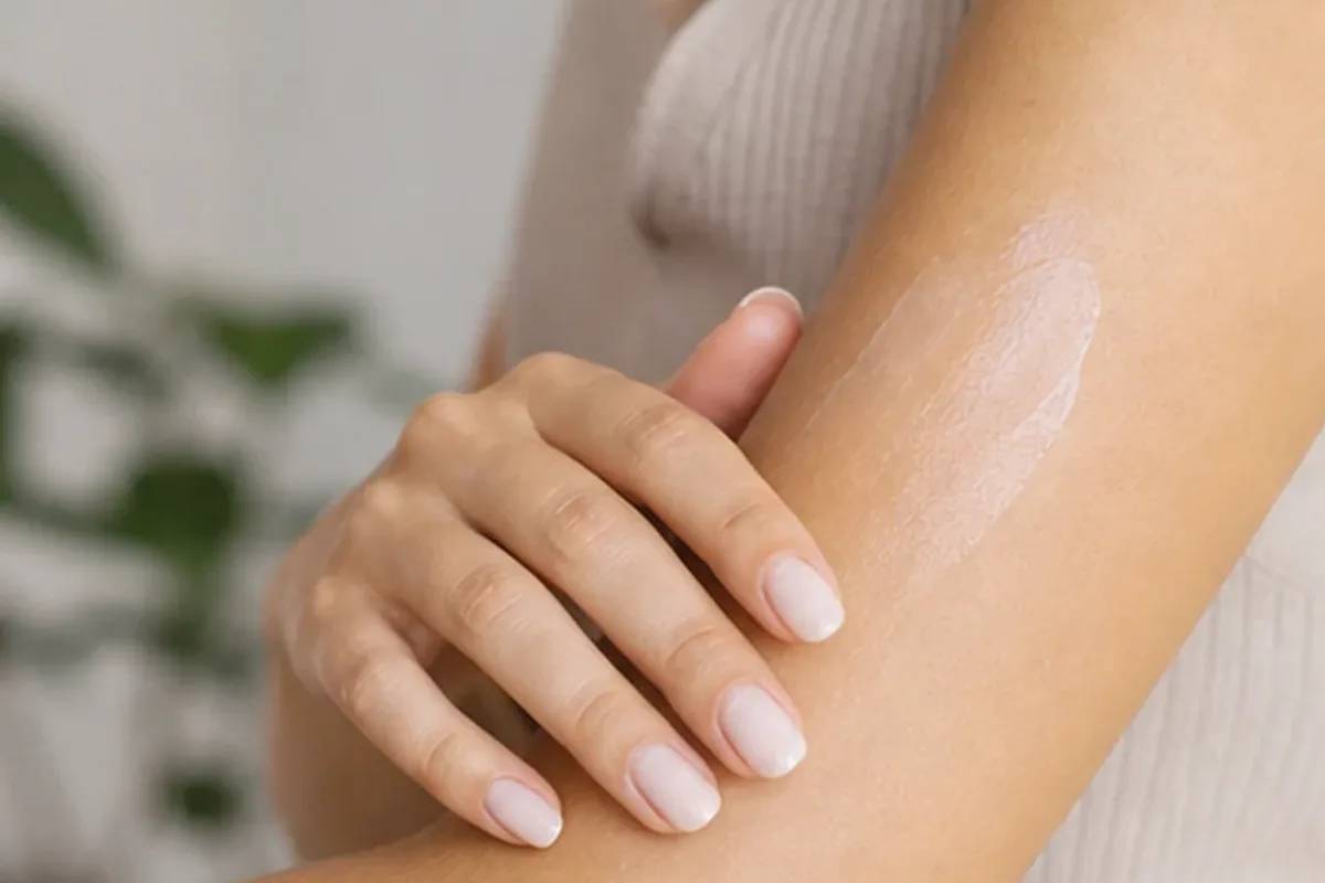Authentischer Wohlfühlmoment passend zum Beauty-Thema Rasieröl für die Bikinizone