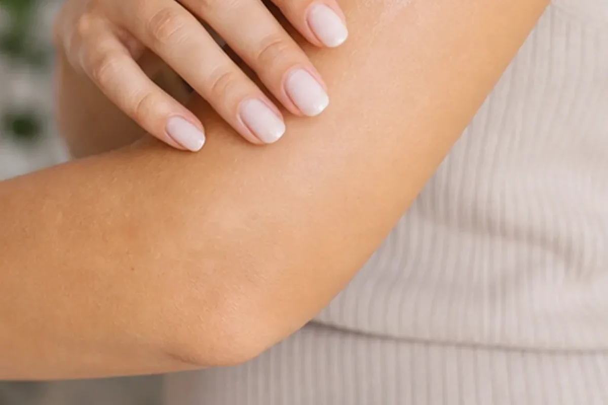 Authentischer Wohlfühlmoment passend zum Beauty-Thema Sugaring-Paste bei eingewachsenen Haaren