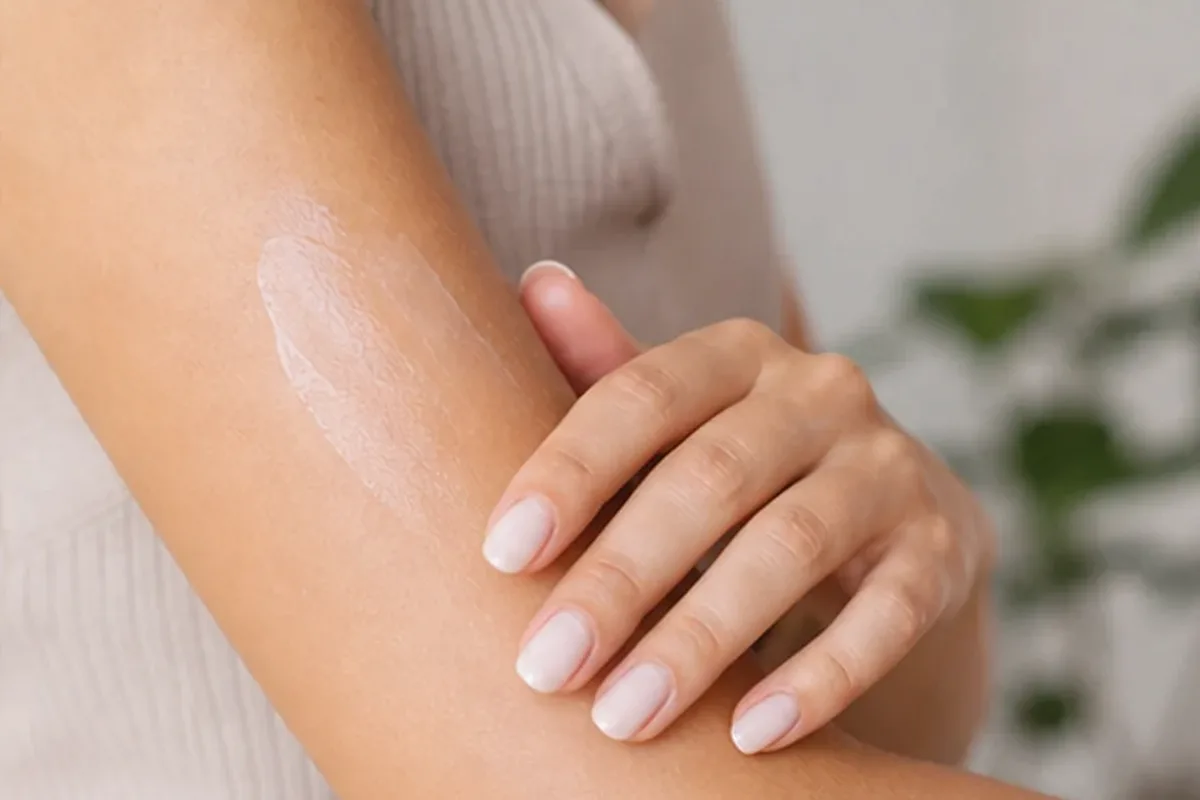 Authentischer Wohlfühlmoment passend zum Beauty-Thema Gesichtsrasierer bei eingewachsenen Haaren