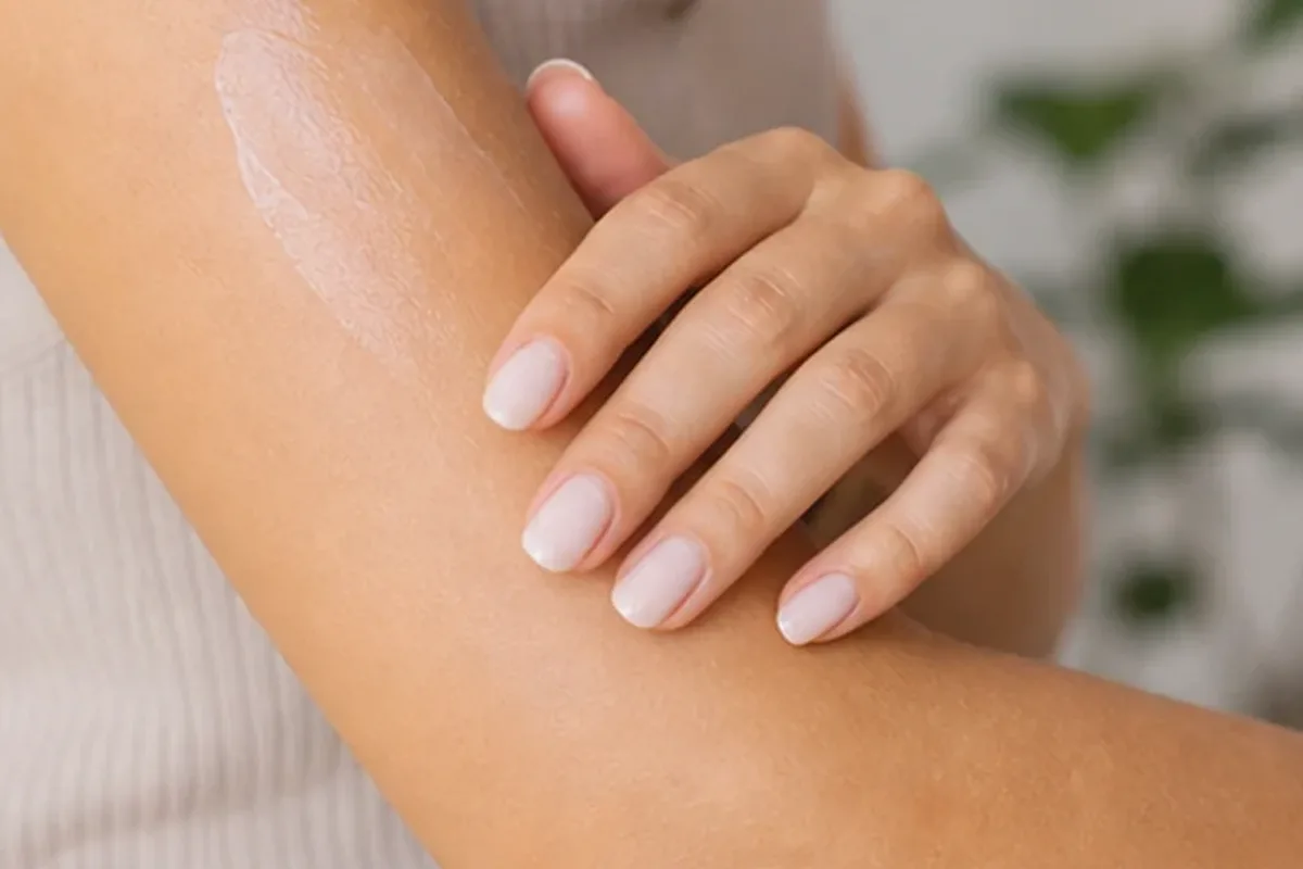 Authentischer Wohlfühlmoment passend zum Beauty-Thema After-Shave-Pflege für dunkle Haare