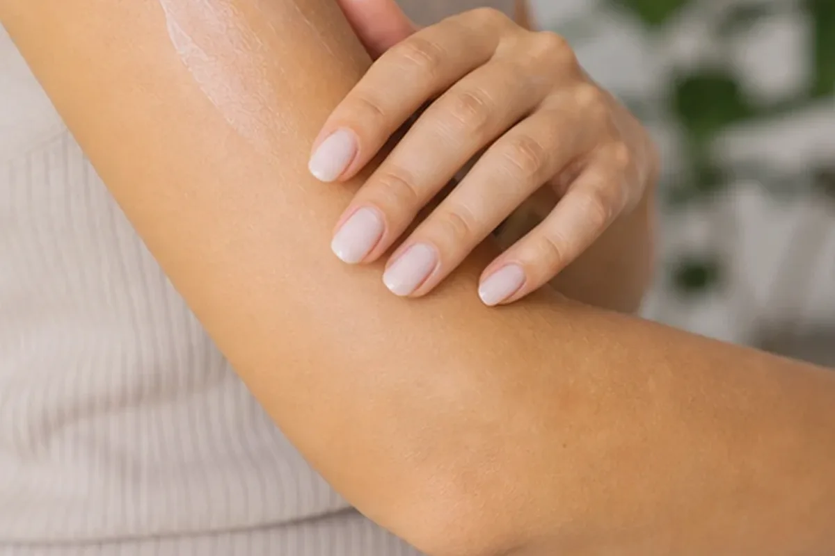 Authentischer Wohlfühlmoment passend zum Beauty-Thema Elektrorasierer für dunkle Haare