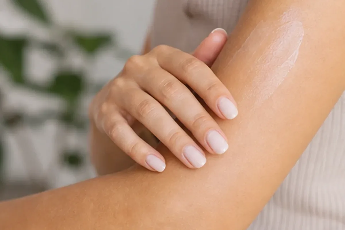 Hochwertige Beauty-Inszenierung zu Auswahlkriterien für Körperpeeling für trockene Haut