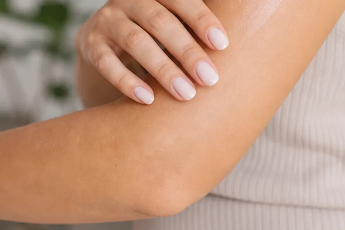 Emotionaler und authentischer Anwendungsmoment rund um After-Shave-Pflege für empfindliche Haut