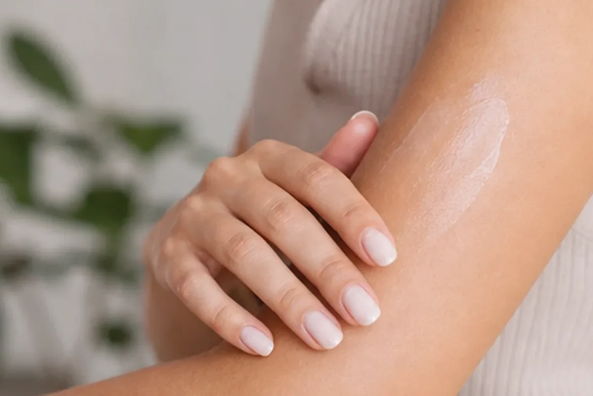 Emotionaler und authentischer Anwendungsmoment rund um Sugaring-Paste für empfindliche Haut