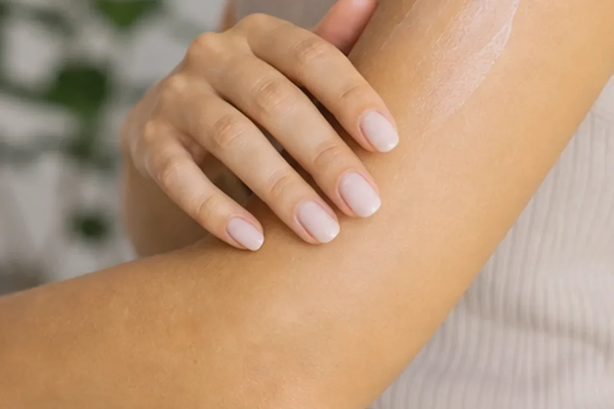 Emotionaler und authentischer Anwendungsmoment rund um Waxing-Set bei Rasurbrand