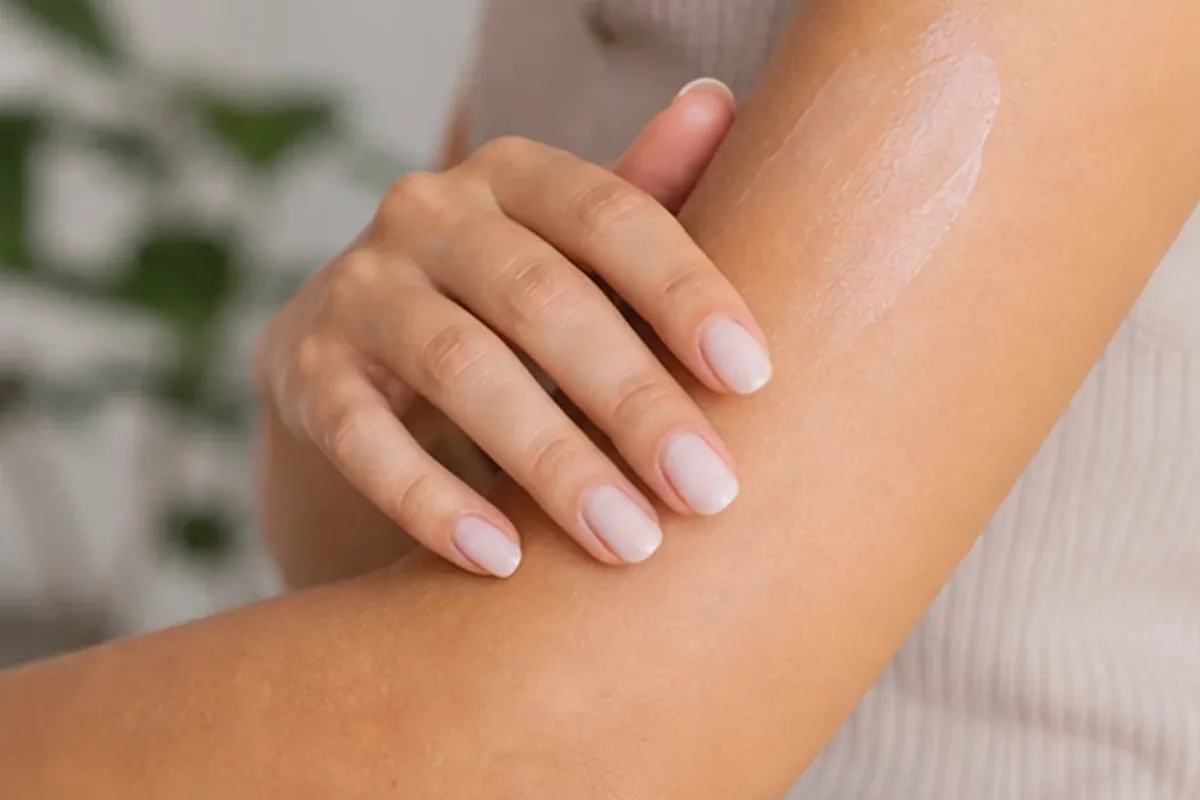 Emotionaler und authentischer Anwendungsmoment rund um Peeling vor der Rasur bei Rasurbrand